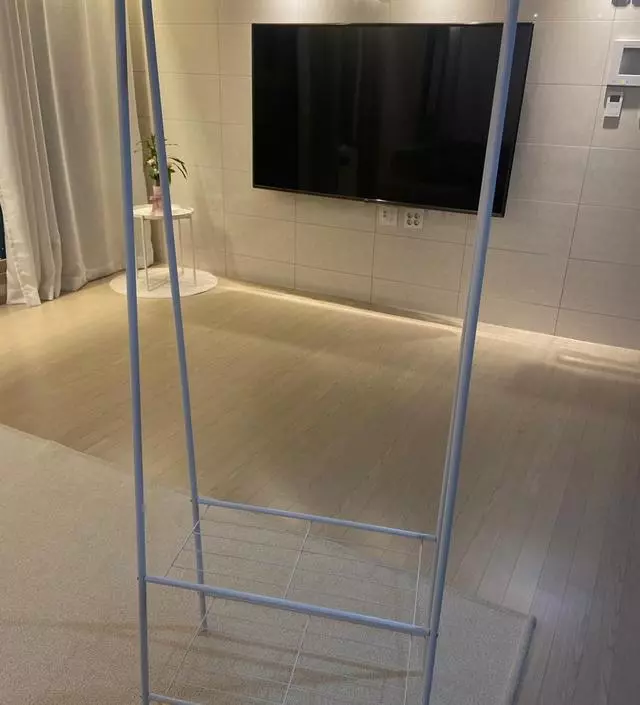 [네이버브랜드스토어 리뷰] 조립은 간단한편이고 약간은 흔들리긴하지만 사용하는데는 별문제 없어요