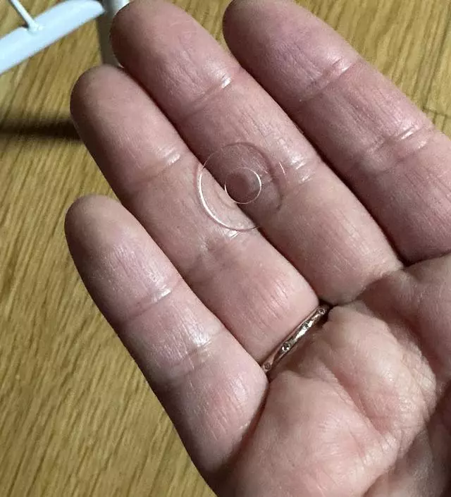 [네이버브랜드스토어 리뷰] 집에 굴러다니는 옷이 많아서 일단은 사서 해봤는데요. 약하기도 하고 부품이 몇개 빠지