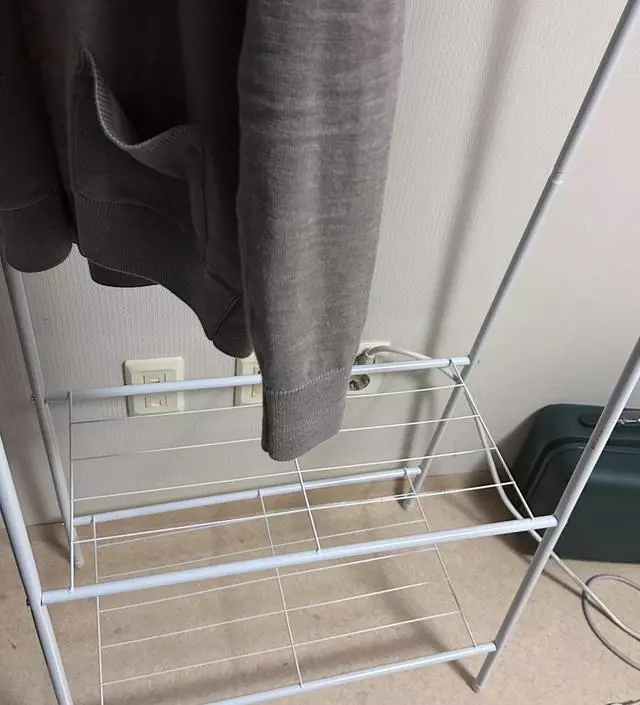 [네이버브랜드스토어 리뷰] 집에 굴러다니는 옷이 많아서 일단은 사서 해봤는데요. 약하기도 하고 부품이 몇개 빠지