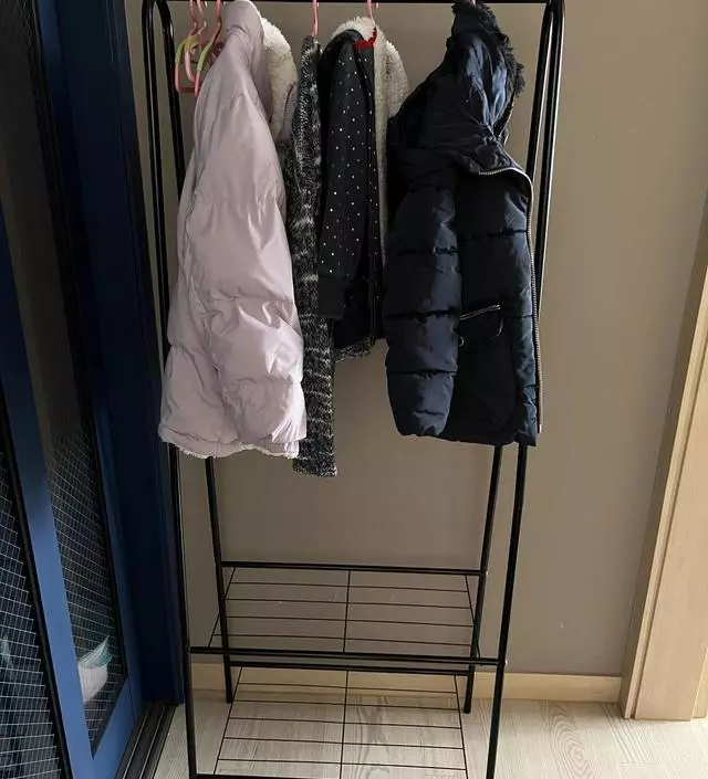 [네이버브랜드스토어 리뷰] 생각보다 옷이 많이 걸리네요. 현관 앞 외투 보관용으로 샀는데 맘에 들어요. 부품 부족