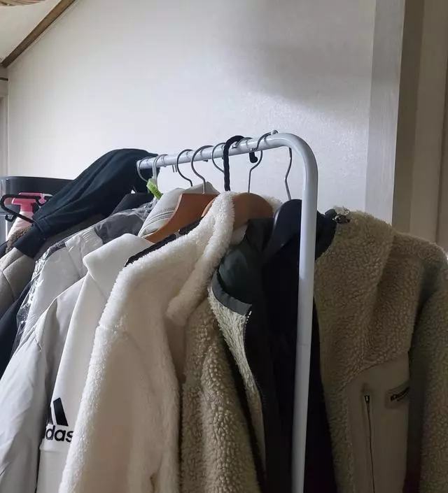 [네이버브랜드스토어 리뷰] 이거사용하고 늘어져 있던 옷들이 깔끔하게 정리 되었어용! 잘 쓰고 있어용