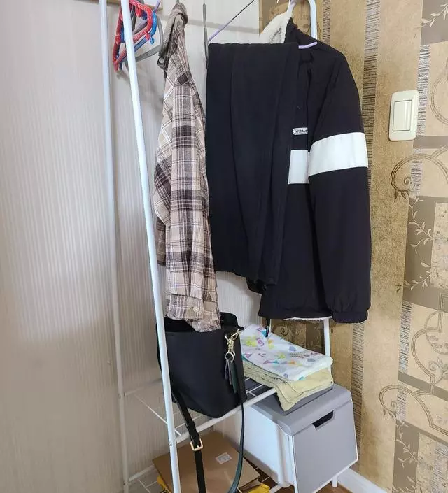 [네이버브랜드스토어 리뷰] 쇼파며 식탁의자며 바닥이면 온집이 헹거화가 되어버리는 바람에 그냥 헹거하나 샀습니