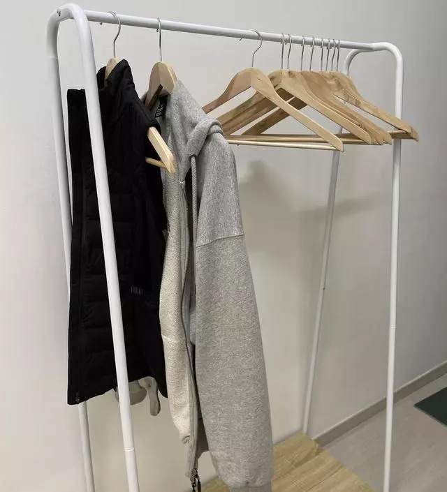 [네이버브랜드스토어 리뷰] 바닥이 좀 흔들려서 수평 맞추려고 볼록한 스티커 붙여써용 그거빼곤 좋아요