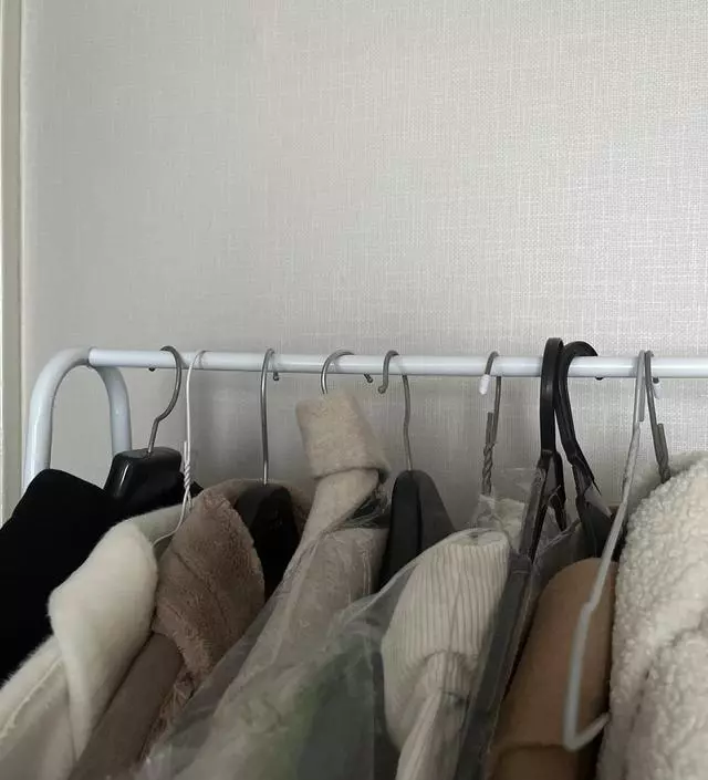 [네이버브랜드스토어 리뷰] 잘 쓰고 있어요 근데 너무 무거운 옷은 오래 걸긴 힘들 것 같네요