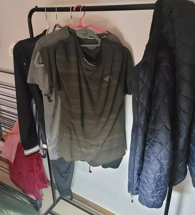 [네이버브랜드스토어 리뷰] 많이 걸순 없어요.  흔들거리고 불안해요.  그러면 더 좋은걸 사야겠지만 가볍게 걸어놓