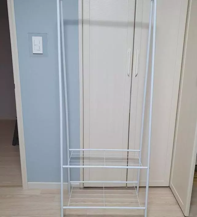 [네이버브랜드스토어 리뷰] 크지않은 행거를 원했는데 딱 적당한 크기입니다.
