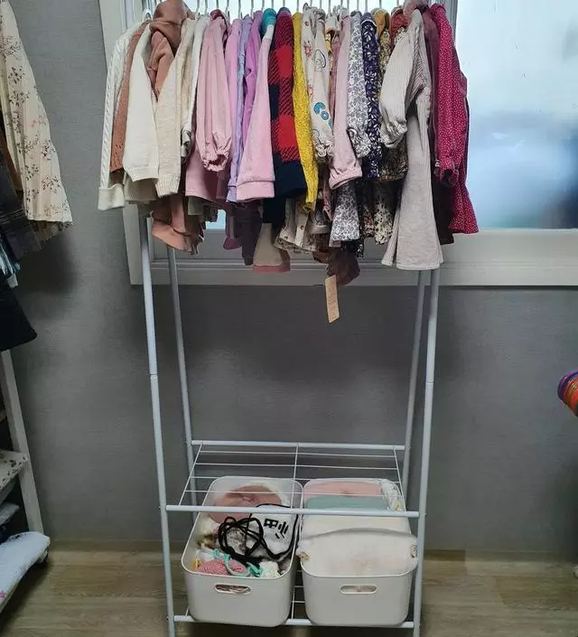 [네이버브랜드스토어 리뷰] 아기옷 정리하려고 샀는데 좀 흔들거리기도 하고 중간바에 고정나사가 없으니 좀 불안해