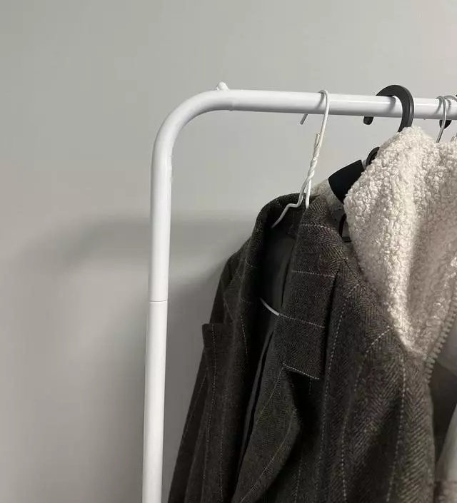 [네이버브랜드스토어 리뷰] 가격대비 만족스러우나 하단부 지지가 좀 약한 느낌이에요 옷 많이걸면 고정할때 신경쓰