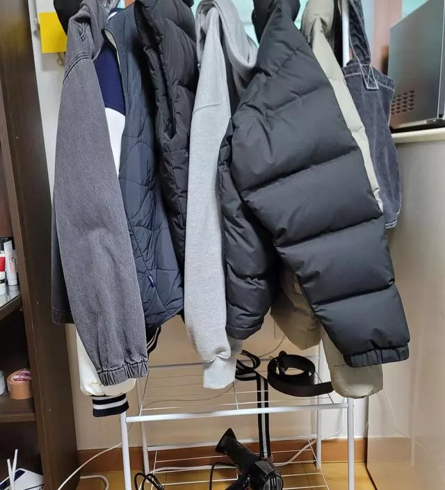 [네이버브랜드스토어 리뷰] 위쪽엔 옷을 걸고 아래쪽엔 모자같은 걸 올려놓을 수 있게 되어서 구조가 맘에 들어요