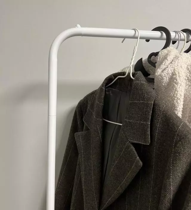[네이버브랜드스토어 리뷰] 외투 걸 용도로 샀는데 겨울 외투 걸면 휘청거려서 옆에 선반에 묶어놨어요 그래도 가성