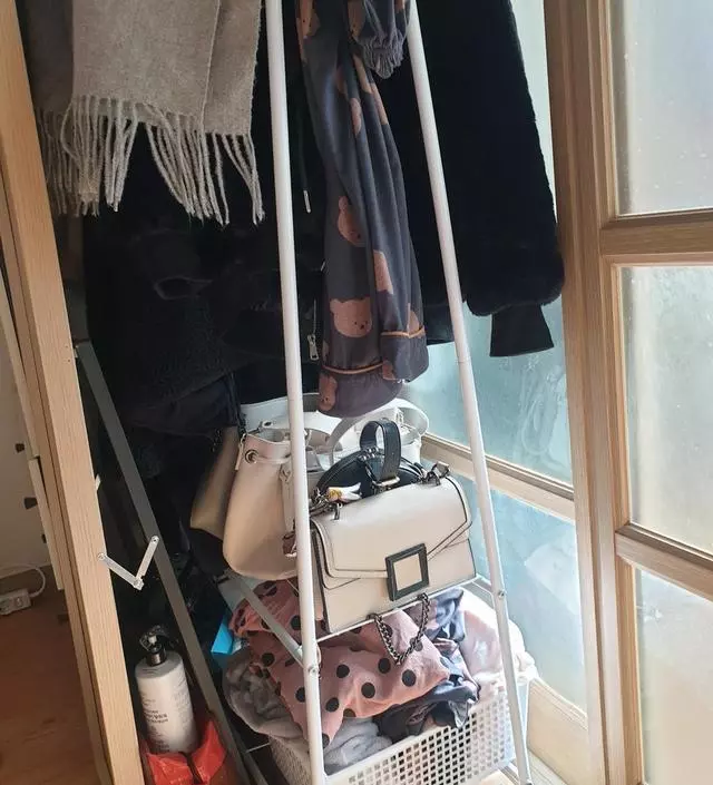 [네이버브랜드스토어 리뷰] 아직까지 잘 쓰고 있어요 겨울옷 무거운데 걸어도 무너지지않고 튼튼하게 잘 버티네요~