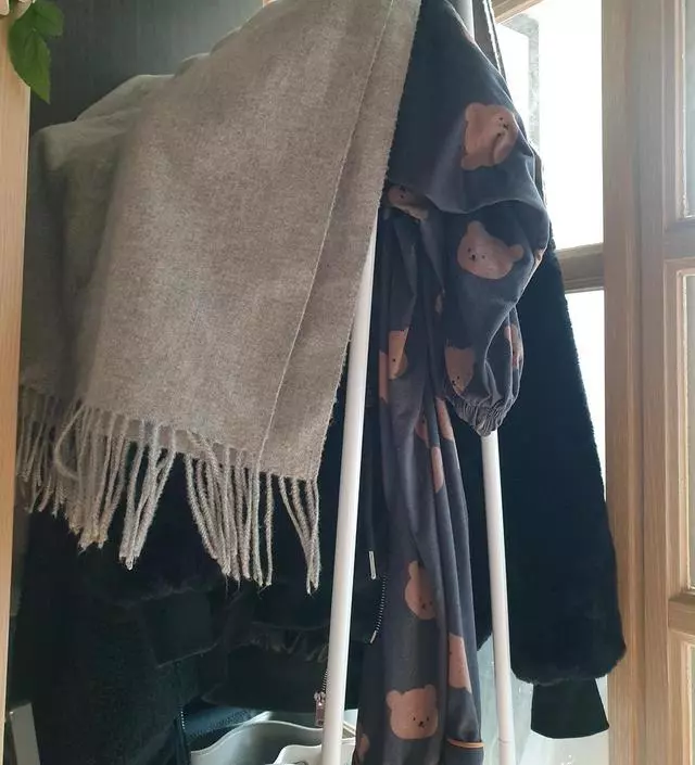 [네이버브랜드스토어 리뷰] 아직까지 잘 쓰고 있어요 겨울옷 무거운데 걸어도 무너지지않고 튼튼하게 잘 버티네요~