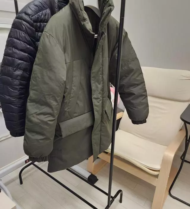 [네이버브랜드스토어 리뷰] 커다란 파카도 여유있게 걸 수 있는 사이즈입니다. 내구성이 썩 좋아보이지는 않지만 가
