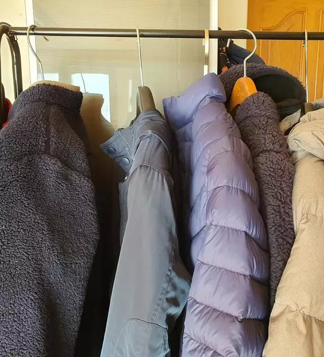 [네이버브랜드스토어 리뷰] 잘쓰고 있습니다. 생각보다 훨씬 견고해서 겨울옷 몇벌이나 걸어놨는데도 흔들림 없어요