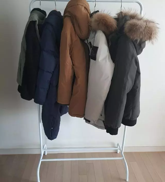 [네이버브랜드스토어 리뷰] 겨울 외투 거는 용으로 작은 게 필요했는데 딱이에요. 후기 보고 견고하지 않을까봐 걱