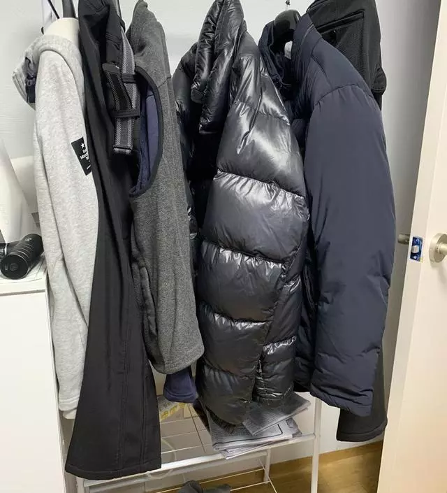 [네이버브랜드스토어 리뷰] 첨 구매할 땐 가격만큼이나 하겠지 하고 구매했었는데 생각보다 튼튼하네요. 겨울옷을 