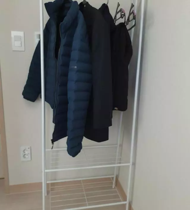 [네이버브랜드스토어 리뷰] 하단 다리 길이가 맞지 않아 갸우뚱하지만 물건 걸고 그냥 쓰려구요. 가격대비 괜찮어요