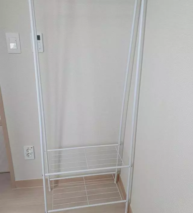 [네이버브랜드스토어 리뷰] 하단 다리 길이가 맞지 않아 갸우뚱하지만 물건 걸고 그냥 쓰려구요. 가격대비 괜찮어요