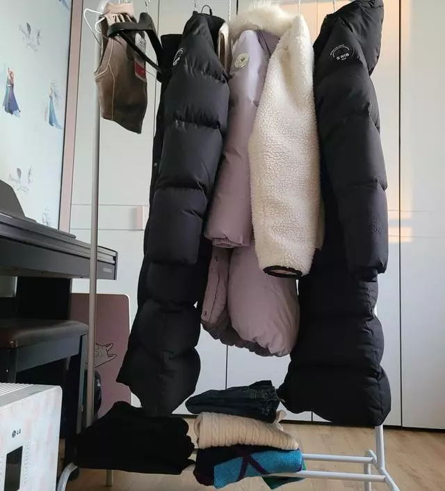 [네이버브랜드스토어 리뷰] 처음엔 넉넉하게 걸고 좋았는데 겨울이 되니 옷이 두꺼워져서 세식구에겐  협소하군요.