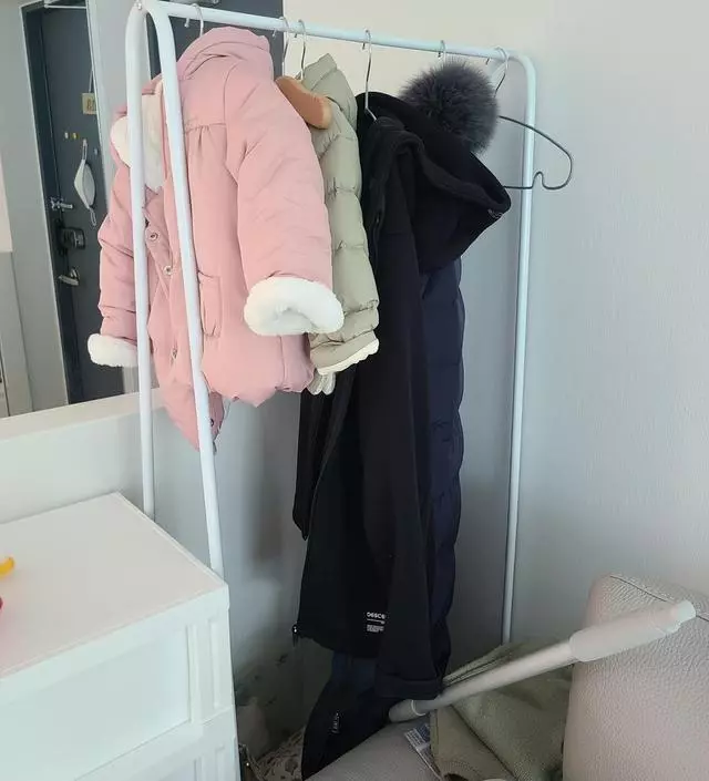 [네이버브랜드스토어 리뷰] 어중간한 입구 공간에 매일 입는 옷 걸려고 주문했는데 진짜 딱이네요