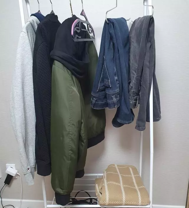 [네이버브랜드스토어 리뷰] 죻아서 재 구매 했어요. 그런데 위쪽에 꽂는 기둥(?)이 앞뒤가 있나봐요. 처음 산 건 괜