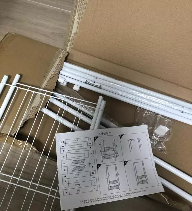 [네이버브랜드스토어 리뷰] 옷 안걸었을때는 중심 안 잡혀서 시소처럼 움직였는데 옷걸고 두니깐 딱 잘 잡히고 긴코