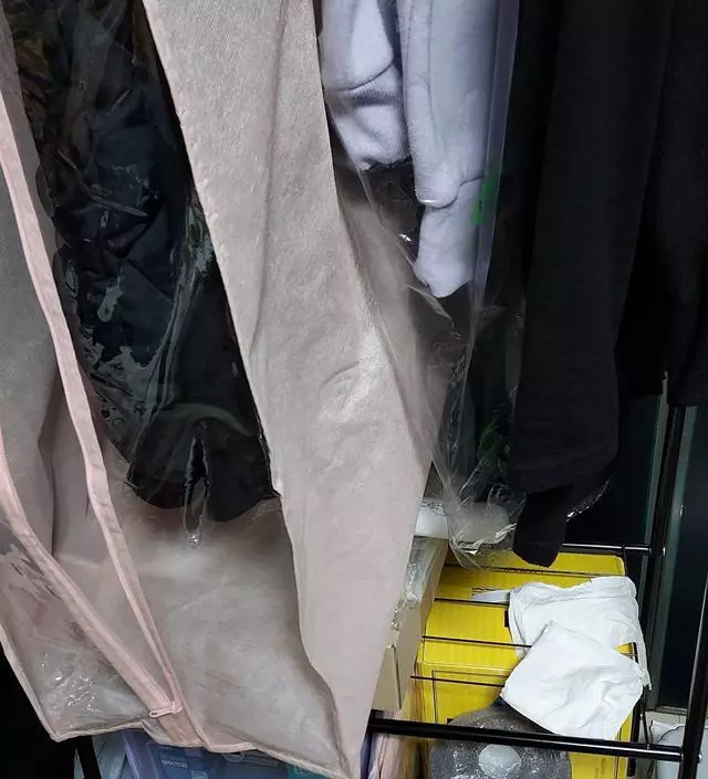 [네이버브랜드스토어 리뷰] 가격은 저렴한데 제품은 좋아요  작은거 같지만  꽤많은 옷을 걸수도 있고  밑에 수납공