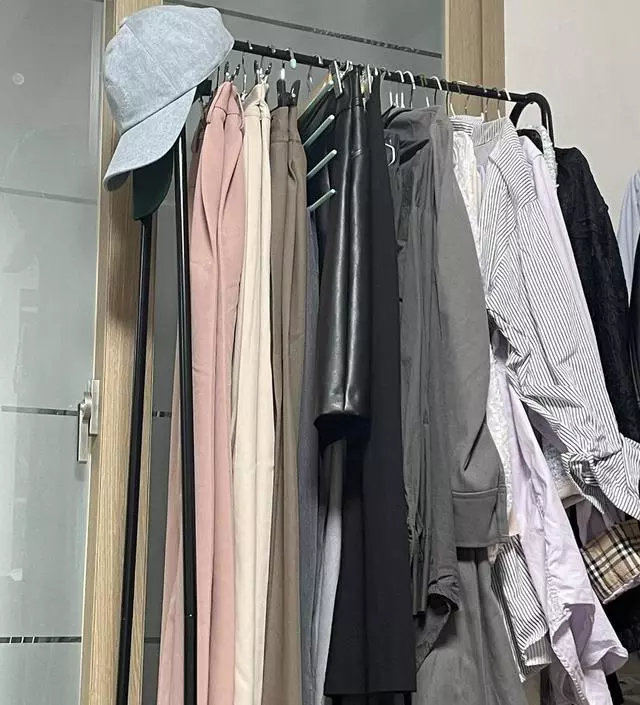 [네이버브랜드스토어 리뷰] 두개사서 하나는 밑에 수납부분을 하나만 연결시켰는데 긴 옷도 걸수있어서 좋아요!! 가