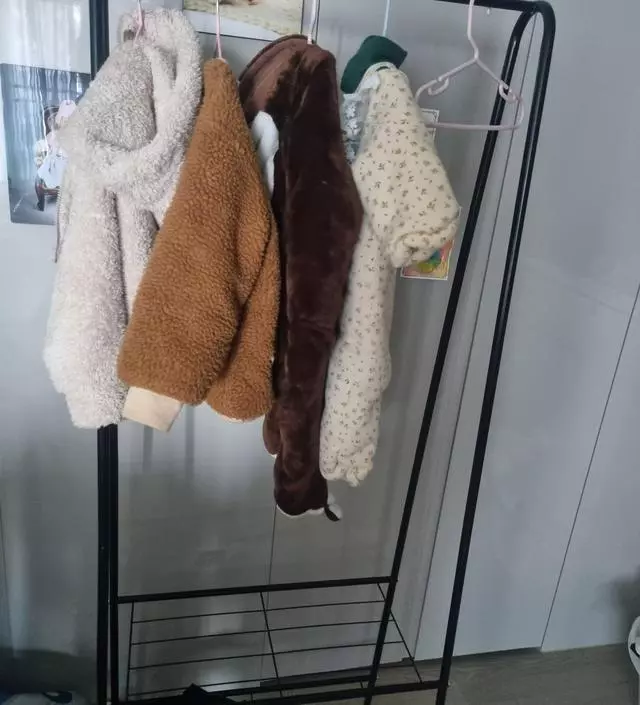 [네이버브랜드스토어 리뷰] 식탁의자가 옷걸이로 쓰이고있어서 작은걸로 하나 구매했어요. 훨씬 집이 깔끔해지네요