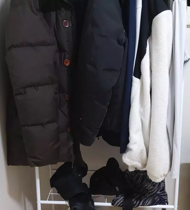 [네이버브랜드스토어 리뷰] 작은방에 남편 옷걸이로 구입했는데 가격대비 괜찮은것 같아요 남편 엄청 좋아합니다 조