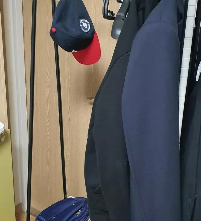 [네이버브랜드스토어 리뷰] 입었던 옷 걸어두는 용도로 샀어요 괜찮네요  조립도 어렵지 않았어요