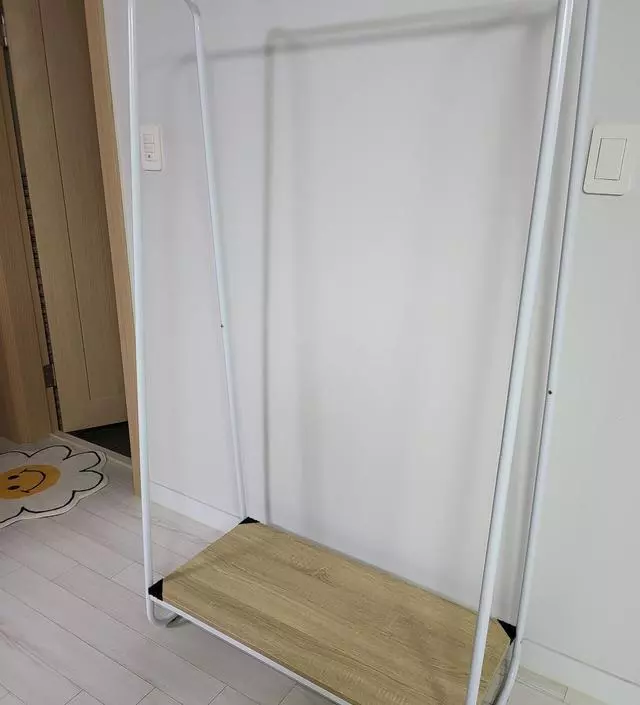 [네이버브랜드스토어 리뷰] 하단 우드가 움직이지 않고 고정이라 너무 좋아요.
