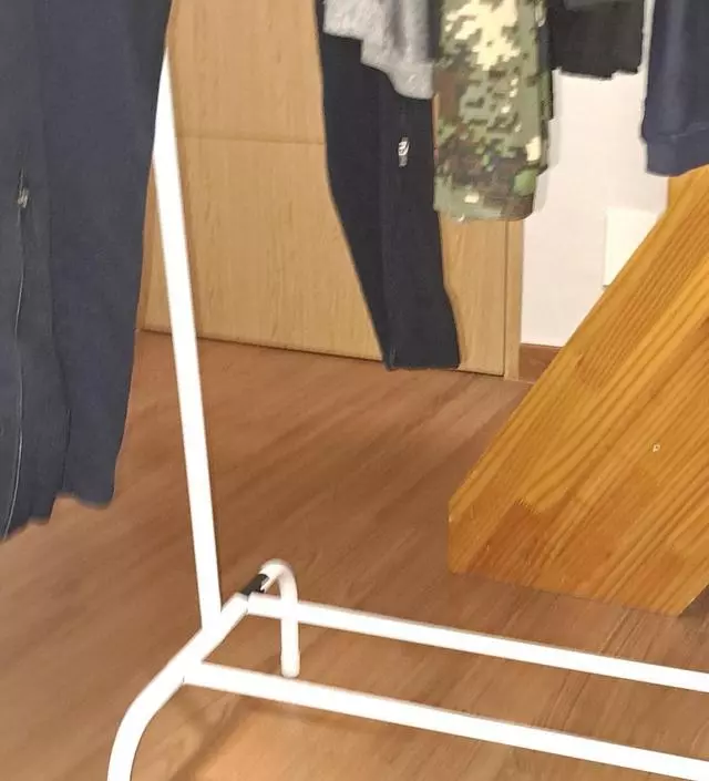 [네이버브랜드스토어 리뷰] 쉽게 조립되고 가격이 싸나 올때부터 하단부에 빨간페인트가 묻어있어 아쉽습니다 
