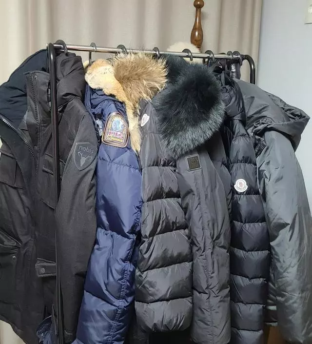 [네이버브랜드스토어 리뷰] 딸아이방에다가  흰색으로 구매해서 사용했는데,겨울에 롱패딩이 많아서 간편하게 걸고