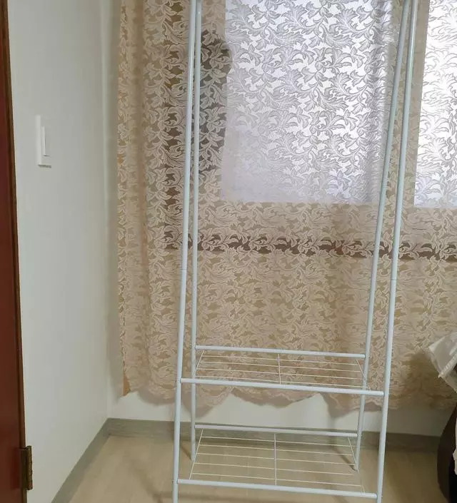 [네이버브랜드스토어 리뷰] 저렴한 가격으로 아주 잘 산 것 같습니다. 장롱 옆 공간에 쏙 들어가서 좋습니다. 옷도