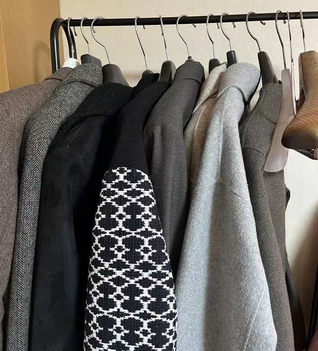 [네이버브랜드스토어 리뷰] 생각보다 가성비가 좋네요!!많이 걸어도 튼튼하고 밑에 선반도 2개 정도 있어서 활용하