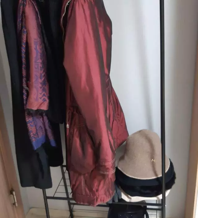 [네이버브랜드스토어 리뷰] 좁은 공간에 설치가 되고 물건을 놓을 칸이 있어서 좋아요 화이트는 품절 ..블랙을 구입