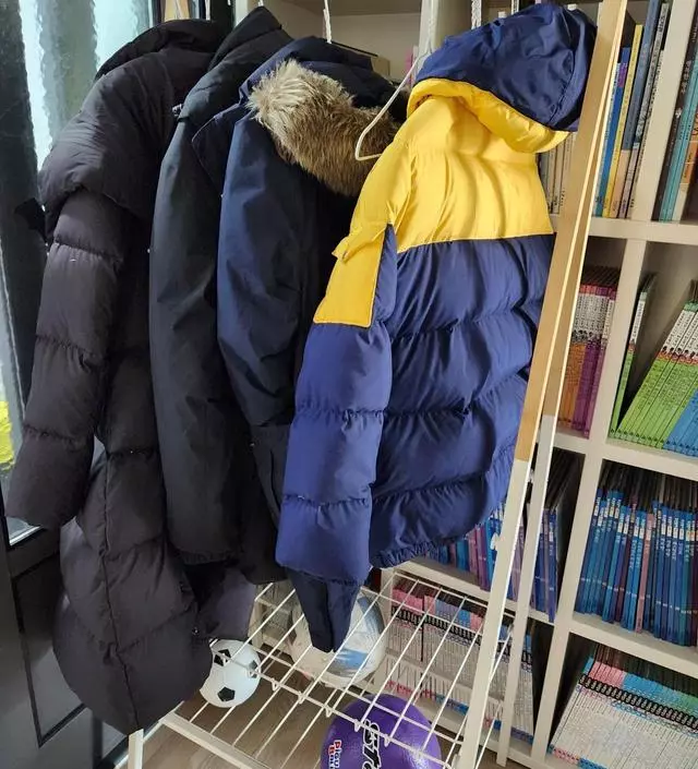 [네이버브랜드스토어 리뷰] 겨울 패딩 코트 걸어놓으려고 샀어요. 매번 애들이 바닥에 벗어놓아서요. 현관앞에 두려