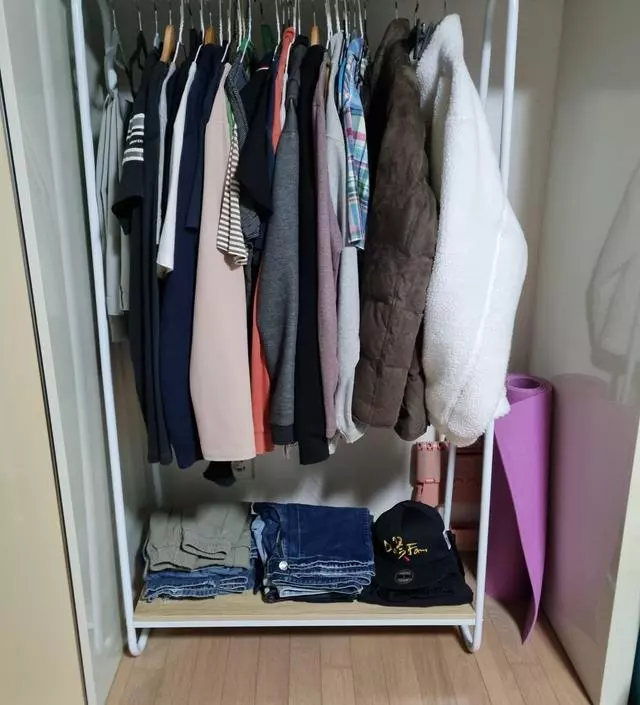 [네이버브랜드스토어 리뷰] 이전에 쓰던 나무 헹거가 부서져서 주문했는데 조립해놓고 보니 훨씬 만족스럽네요. 조