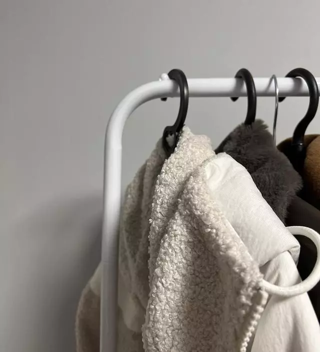 [네이버브랜드스토어 리뷰] 잘 쓰고있어요 겨울옷이라 무거운데도 잘 버티네요