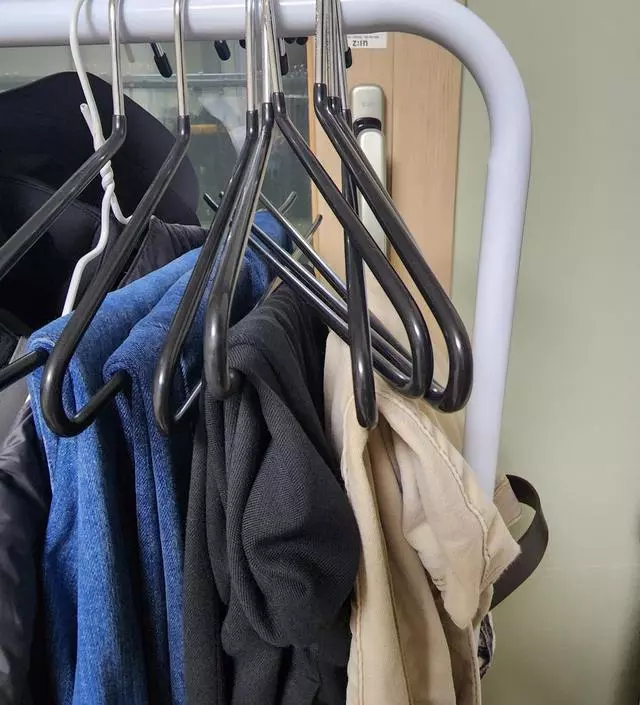 [네이버브랜드스토어 리뷰] 가격이 저렴한데도 튼튼하고 좋네요 겨울 외투랑 바지 걸려고샀는데 만족합니다