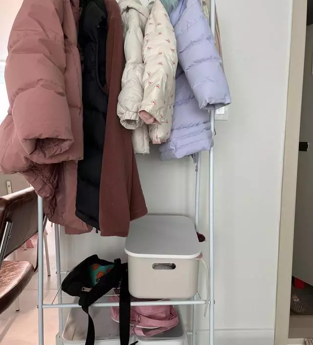 [네이버브랜드스토어 리뷰] 현실리뷰... 층이 두층이라서 편리하고 좋아요 수납함 놓고 깔끔하게 쓸 수 있네요
