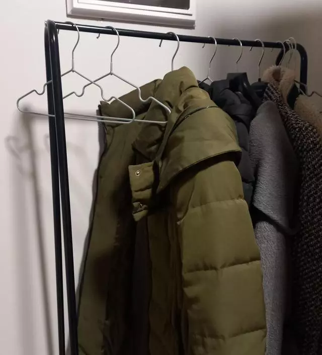 [네이버브랜드스토어 리뷰] 현관이랑 대문 ? 사이에 있는 공간에 놓고 
