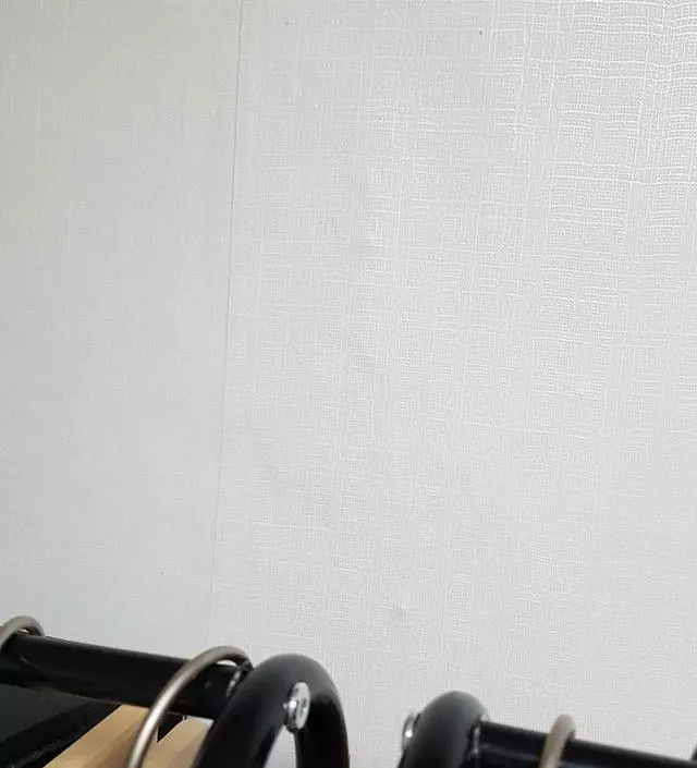 [네이버브랜드스토어 리뷰] 제품을 2세트 구매했는데 나사가 한개씩 안들어갑니다. 그낭 힘 줘서 넣었습니다. 나사