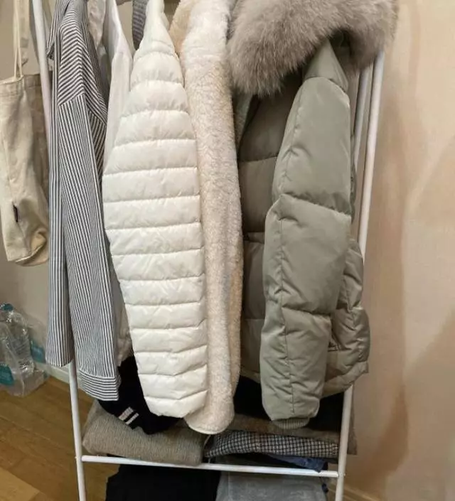 [네이버브랜드스토어 리뷰] 약한 것 같으나 롱패딩이랑 두꺼운 패딩들도 같이 걸었는데 생각보다 튼튼해요!