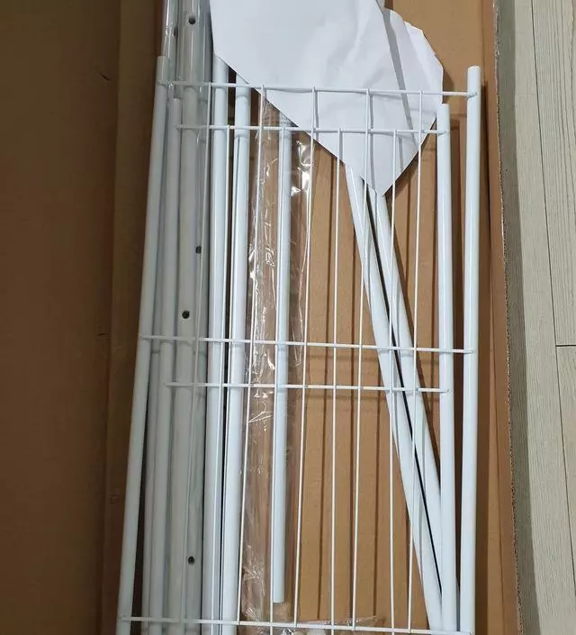 [네이버브랜드스토어 리뷰] 전체적으로 가벼워요. 그래서 옷을 걸어두어도 좌우로 움직이긴해요. 하지만 어차피 좁