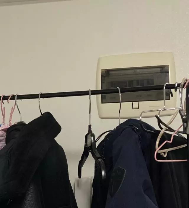 [네이버브랜드스토어 리뷰] 겨울옷이 무거운데도 휘지않고 아주 단단히 지탱하고 있어요 ㅎㅎ 무겁기로 소문난 브랜