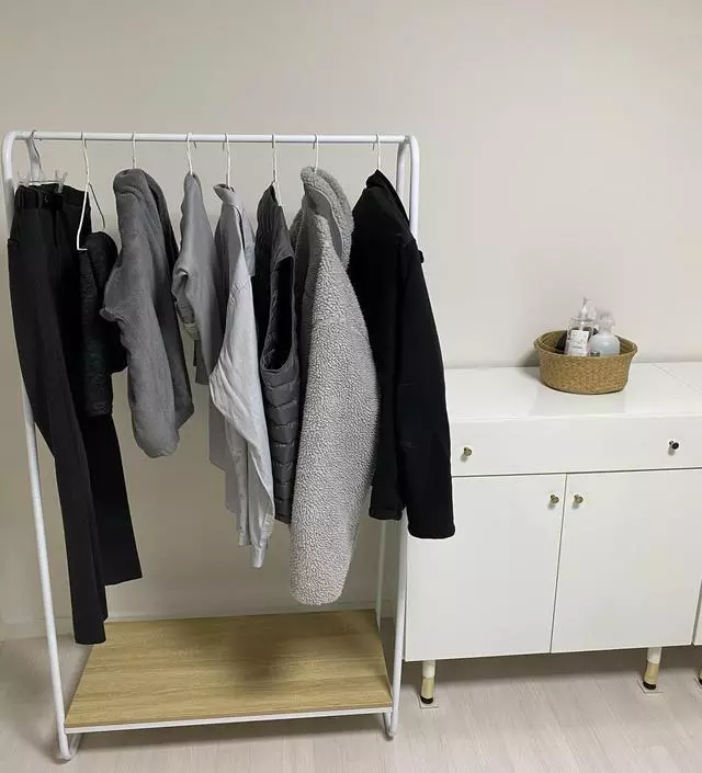 [네이버브랜드스토어 리뷰] 어떤분이 올려주신거 참고해서 조립하니 쉽게되네요. 근데 상부연결부분 나사넣는 구멍