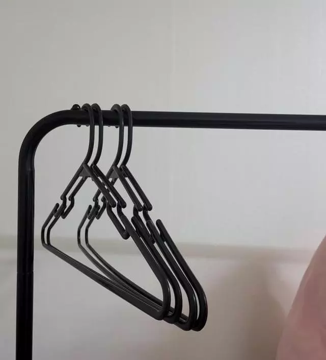 [네이버브랜드스토어 리뷰] 잘 쓰고있어요! 패딩걸어도 잘 버티고요. 다만 걸때마다 약간 튕김? 정도는 있는데 그것