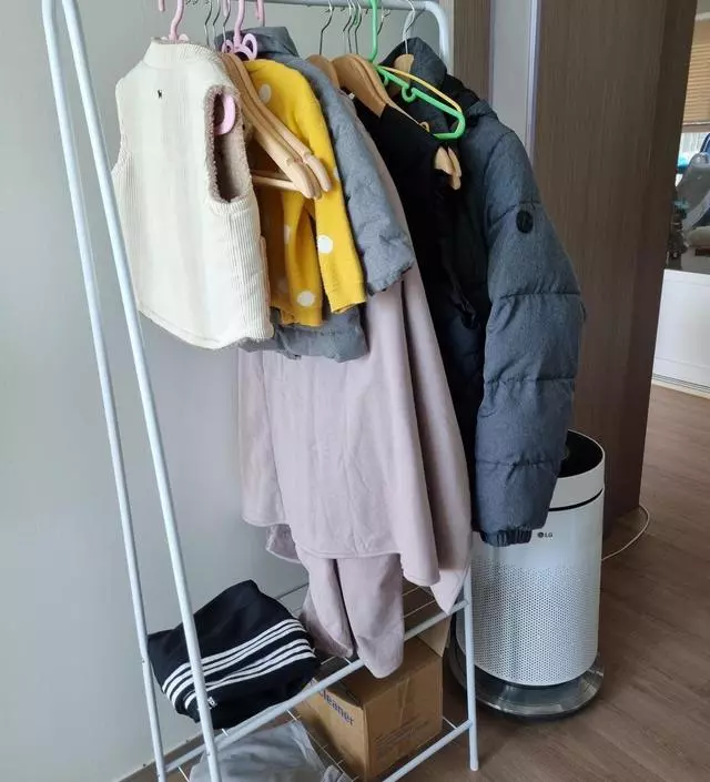 [네이버브랜드스토어 리뷰] 외출후 입었던 옷을 옷장 안에 걸어놓기가 그랬는데...이걸 산 후로는 바로 여기에 직행